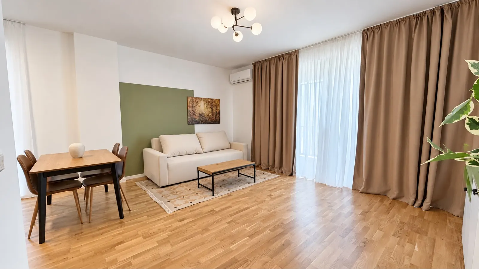 Living cu canapea crem, perete verde și masă pentru patru, la Torontal, Timișoara