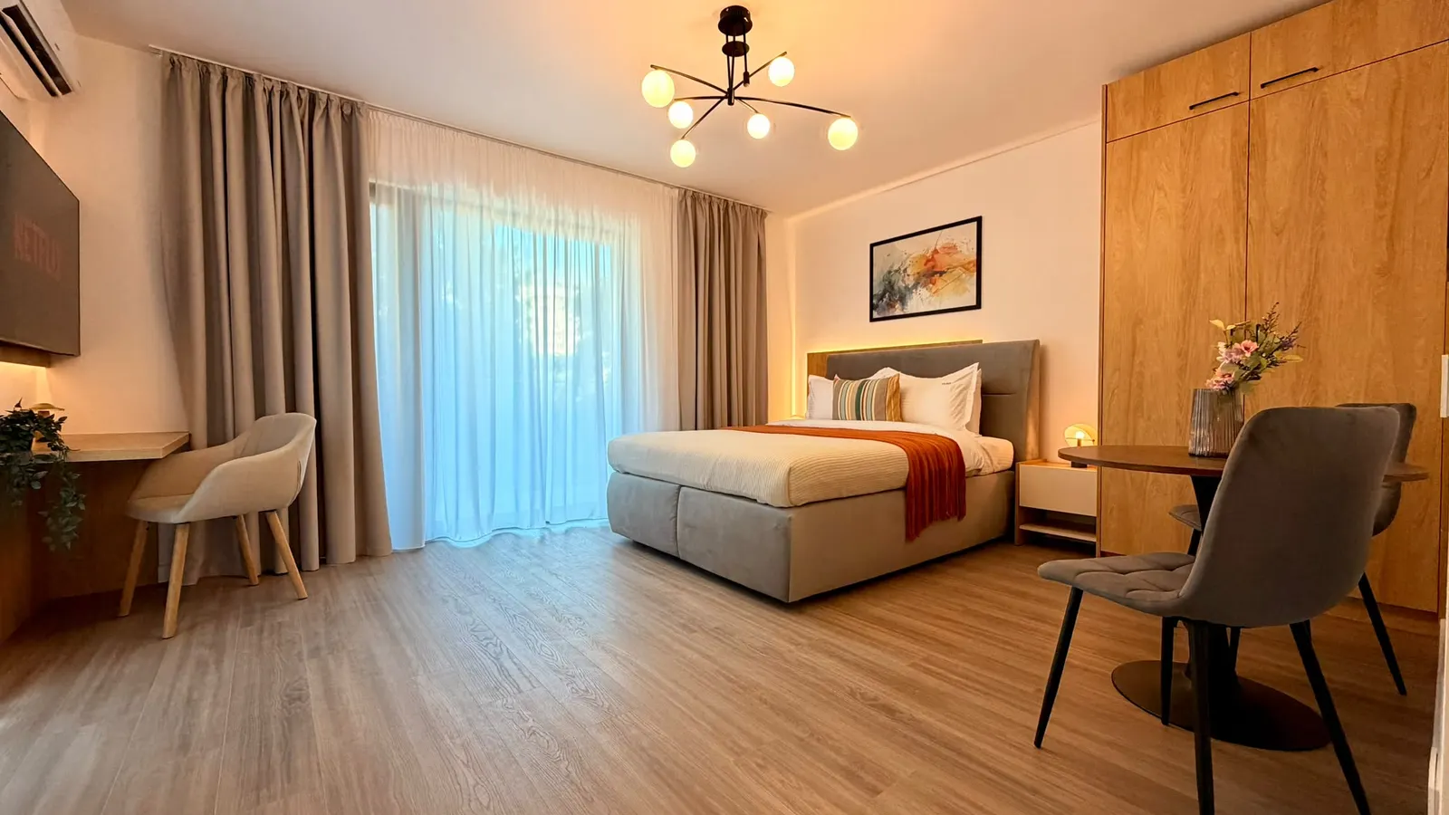 Studio cu pat matrimonial, birou, masă pentru două persoane și dulap din lemn, la Icon Studio, București