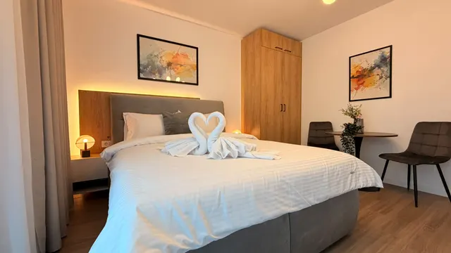 Pat pregătit pentru oaspeți, cu prosoape împăturite în formă de lebede, la Icon Studio, București