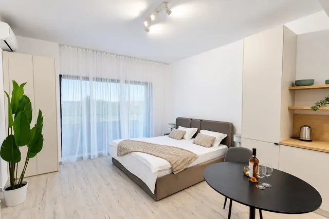 Studio luminos cu pat matrimonial, masă rotundă și ferestre până la podea, la Casa del Mar, Mamaia Nord