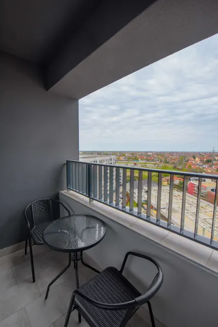 Balcon cu masă pentru două persoane și vedere peste Timișoara, la City of Mara, Timișoara