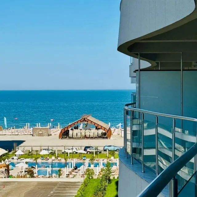 Vedere de pe balcon spre plajă, piscine și mare, la Casa del Mar, Mamaia Nord