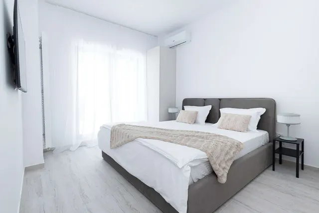 Dormitor cu pat matrimonial și perdele albe, la Casa del Mar, Mamaia Nord