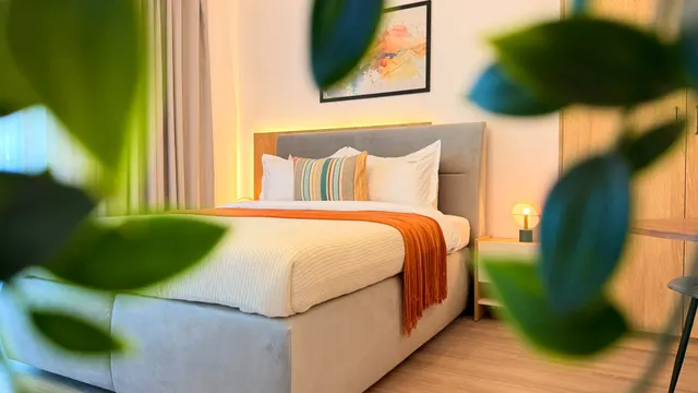 Dormitorul văzut printre frunzele unei plante, la Icon Studio, București