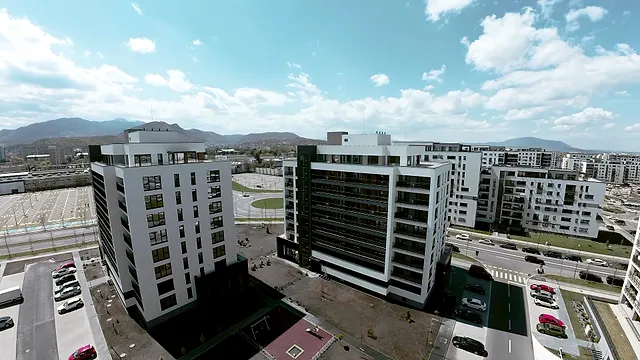 Blocurile noi din Coresi, văzute de sus, cu munții în fundal, la Coresi, Brașov