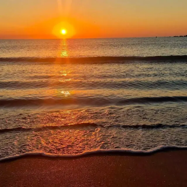 Răsărit deasupra mării, pe plaja din Mamaia Nord