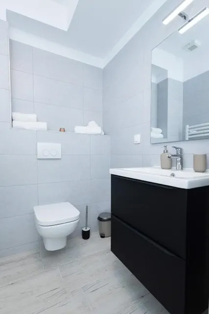 Baie modernă cu mobilier negru și oglindă, la Casa del Mar, Mamaia Nord