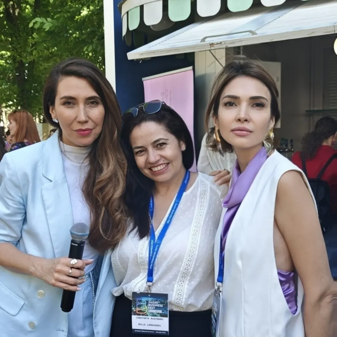 Alina la o conferință de business, cu microfonul în mână