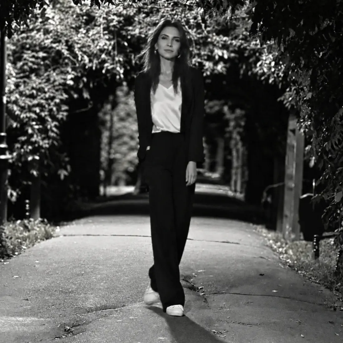 Alina Tomșa, fotografie alb-negru pe o alee din parc