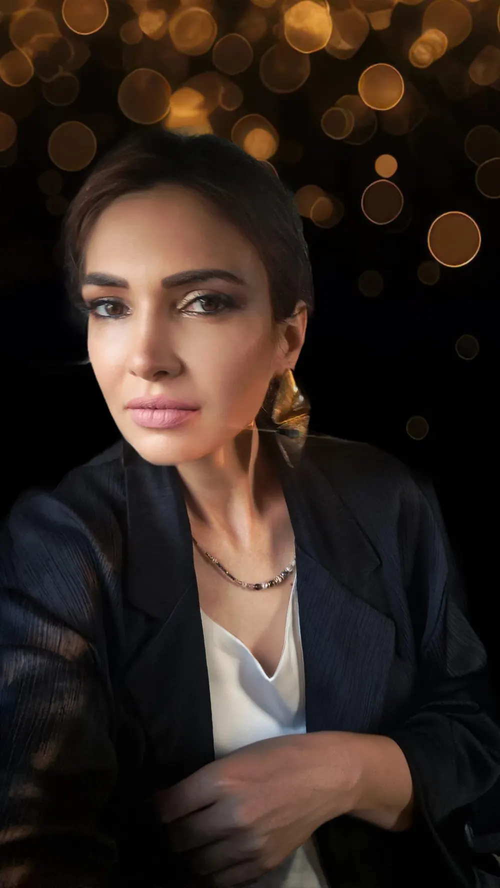 Alina Tomșa, portret cu sacou negru
