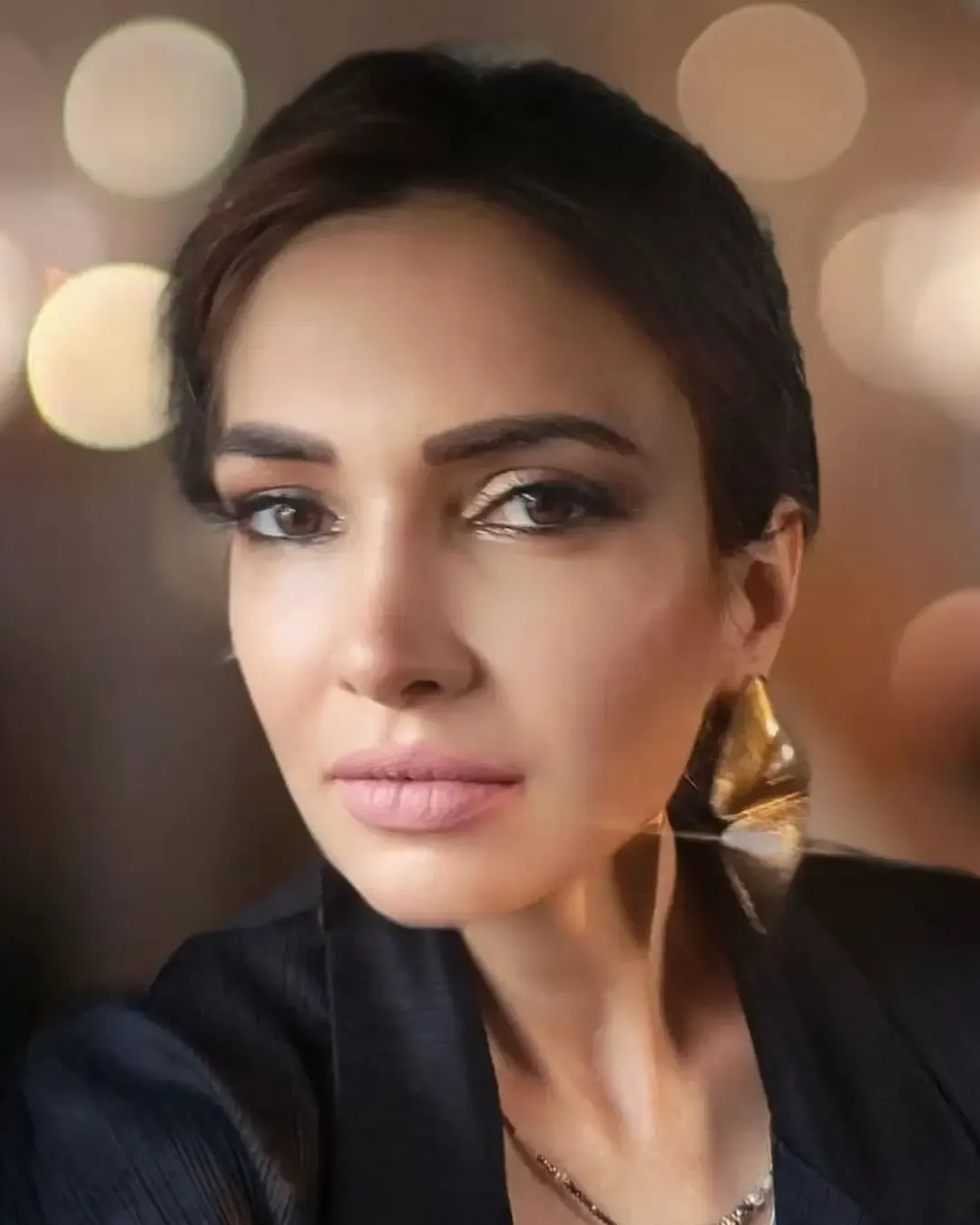 Alina Tomșa, portret cu sacou bleumarin