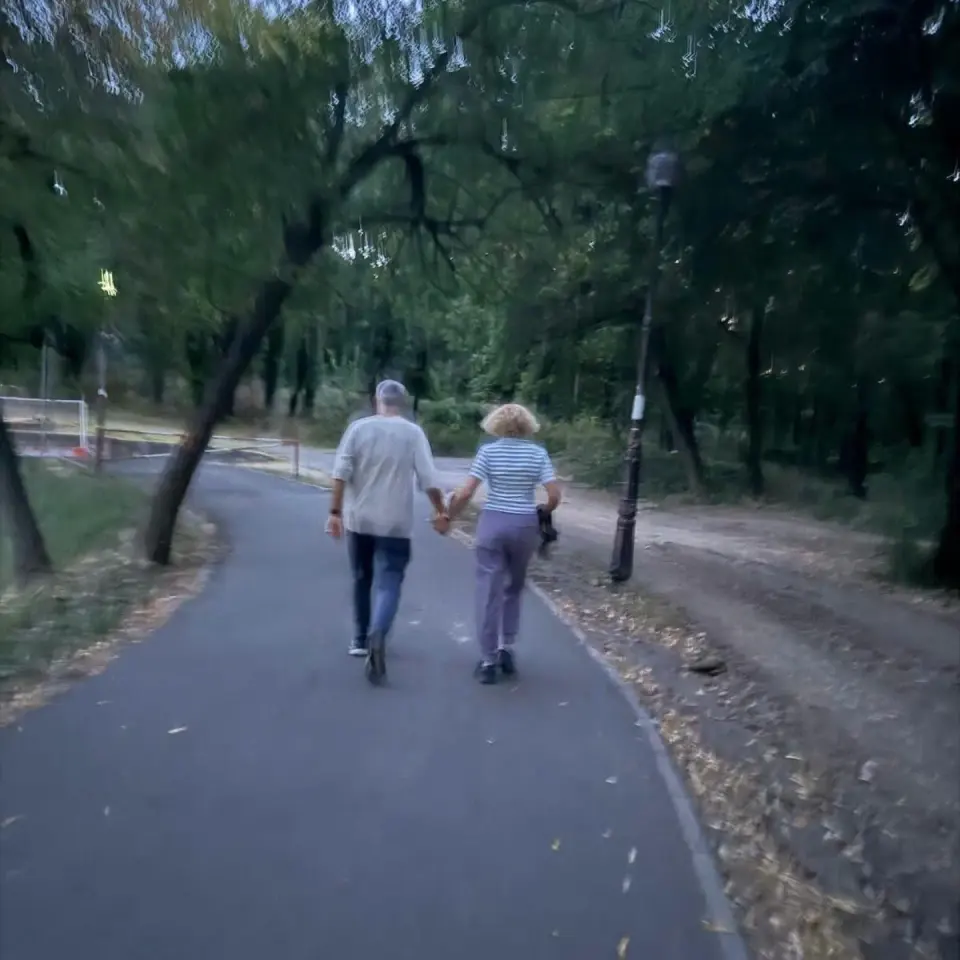 Cum stăteam eu și mă gândeam ce să vă mai povestesc astăzi, pe traseul meu de la 5:30 îi văd pe acești doi…